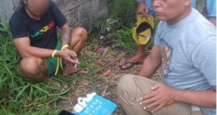 Ket poto: Satresnarkoba Polres Jembrana saat menangkap pengedar sabu di Kelurahan Lelateng Ket poto: Satresnarkoba Polres Jembrana saat menangkap pengedar sabu di Kelurahan Lelateng