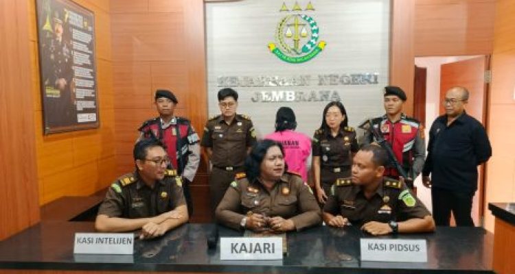 Ket poto: Kejari Jembrana ungkap kasus korupsi mantan pegawai Bank BRI Unit Ngurah Rai Negara, Jembrana