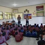 Ket Pot: Petugas kepolisian memberikan sosialisasi terkait bahaya perundungan kepada siswa SDN 1 Medewi