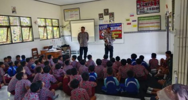 Ket Pot: Petugas kepolisian memberikan sosialisasi terkait bahaya perundungan kepada siswa SDN 1 Medewi