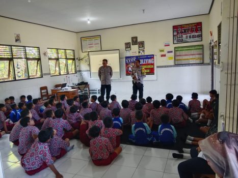 Ket Pot: Petugas kepolisian memberikan sosialisasi terkait bahaya perundungan kepada siswa SDN 1 Medewi
