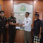 Ket poto: Kejari Jembrana menyerahkan uang peganti kepada pihak LPD Desa Adat Yehembang Kauh