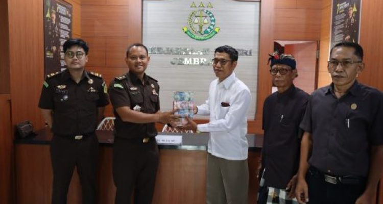 Ket poto: Kejari Jembrana menyerahkan uang peganti kepada pihak LPD Desa Adat Yehembang Kauh