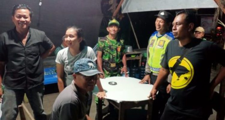 Ket poto: petugas Bhabinkamtibmas Desa Gumbrih Aipda I Kadek Agus Andepit tampak berdialog langsung dengan seorang pria yang diduga merupakan pendatang baru