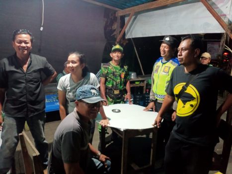 Ket poto: petugas Bhabinkamtibmas Desa Gumbrih Aipda I Kadek Agus Andepit tampak berdialog langsung dengan seorang pria yang diduga merupakan pendatang baru