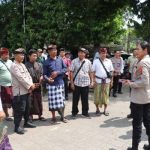 ket poto: langsung Kapolres Jembrana, AKBP Kadek Citra Dewi Suparwati memberikan sejumlah imbauan terkait aspek keamanan selama pasar berlangsung kepada panitia dan masyarakat sekitar