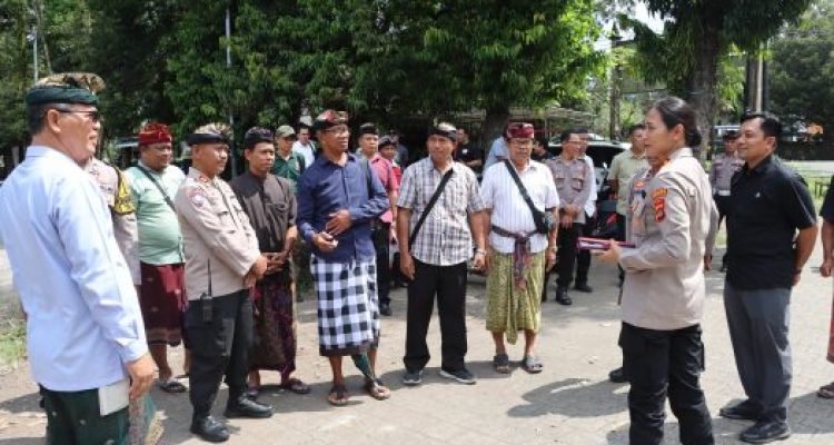 ket poto: langsung Kapolres Jembrana, AKBP Kadek Citra Dewi Suparwati memberikan sejumlah imbauan terkait aspek keamanan selama pasar berlangsung kepada panitia dan masyarakat sekitar