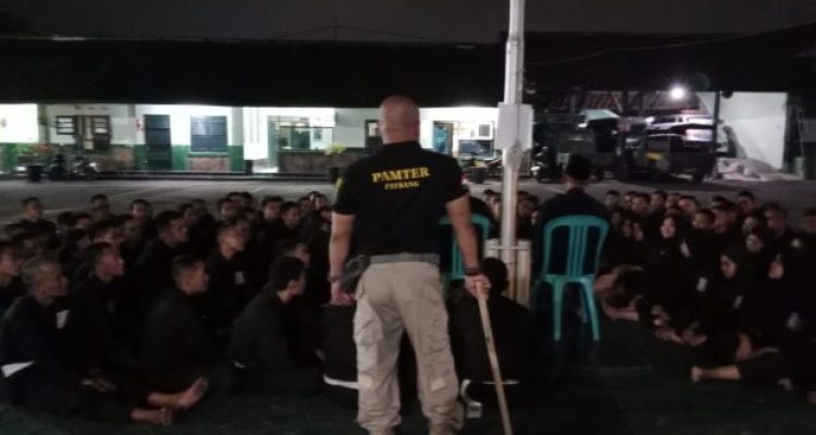 Ket poto: Persaudaraan Setia Hati Terate (PSHT) Ranting Patrang Cabang Jember Pusat Madiun latihan bersama di Sub Rayon Kodim