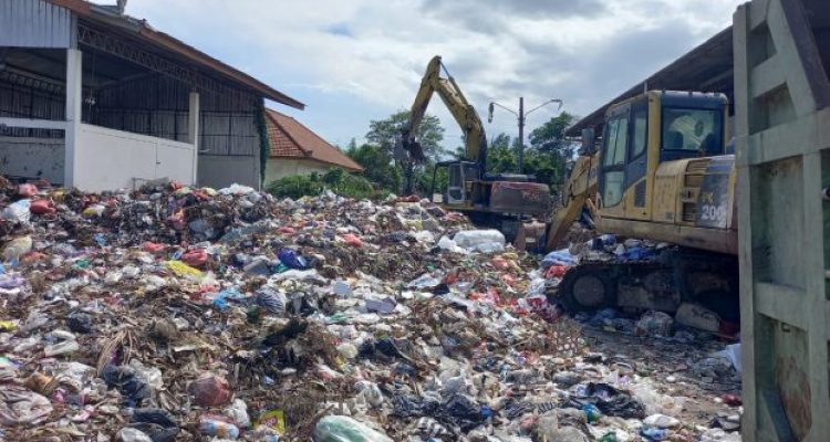 Ket poto: Tumpukan sampah di halaman TPA Peh