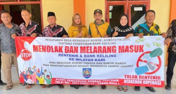 Ket poto: Warga pasang baliho tolaj bank keliling dan rentenir masuk ke desanya Ket poto: Warga pasang baliho tolaj bank keliling dan rentenir masuk ke desanya
