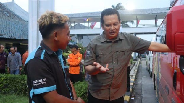 Ket poto: Bupati Jembrana I Made Kembang Hartawan saat memantau aus mudik di Pelabuhan Gilimanuk
