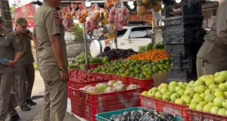 Ket Poto: salah satu Pedagang Kaki Lima (PKL) ditertibkan Satpol PP Kabupaten Jembrana