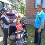Ket Poto: tim veteriner Keswan Kesambet Kabupaten Jembrana melakukan vaksin rabies pada hewan ke salah satu warga