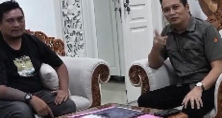 Ket poto: Bupati Jembrana I Made Kembang Hartawan bersama peyelnggara mptorcross