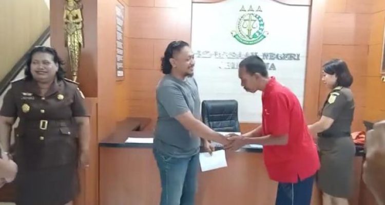 Ket poto: Tersangka meminta maaf kepada korban Ket poto: Tersangka meminta maaf kepada korban