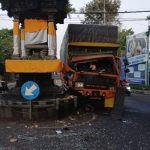 Ket poto: kondisi truk setelah menabrak Tugu Pan Balang Tamak Negara
