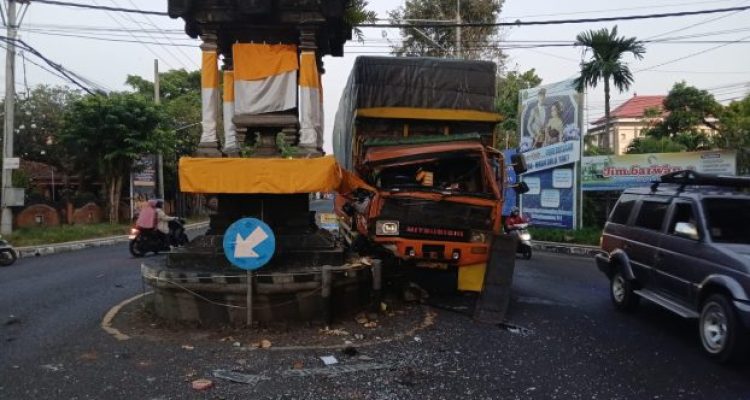 Ket poto: kondisi truk setelah menabrak Tugu Pan Balang Tamak Negara