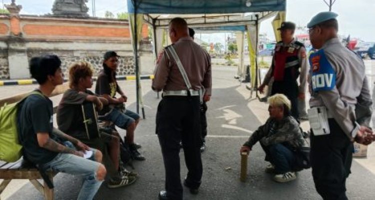 Ket poto: empat anak punk diamankan petugas kepolisian di Pos 2 Pelabuhan Gilimanuk Ket poto: empat anak punk diamankan petugas kepolisian di Pos 2 Pelabuhan Gilimanuk