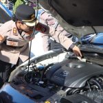 Ket poto: Kapolres Jembrana, AKBP Kadek Citra Dewi Suparwati saat ngecek kendaraan dinas