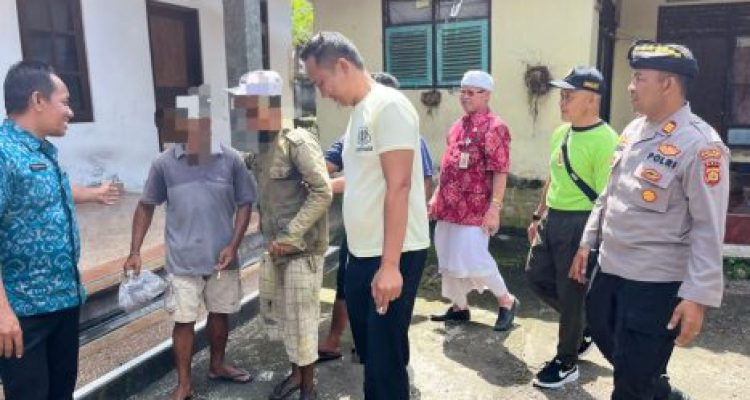 Ket poto: ODGJ saat diamankan Dinsos Klungkung dan Polsek Banjarangkan