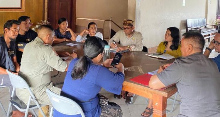 Ket poto: Satpol PP Jembrana mediasi dengan pemilik bangunan tanpa izin