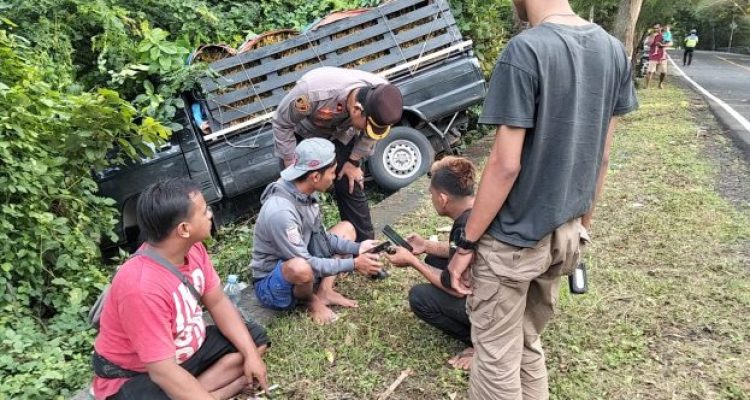 Ket poto: Kondisi L300 beserta penumpang setelah terjadi kecelakaan Ket poto: Kondisi L300 beserta penumpang setelah terjadi kecelakaan