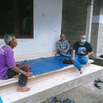 ket poto: Dinas Tenaga Kerja dan Perindustrian (Disnakerperin) Kabupaten Jembrana bersama ayah Komang Adi (PMI yang meninggal di Polandia) ket poto: Dinas Tenaga Kerja dan Perindustrian (Disnakerperin) Kabupaten Jembrana bersama ayah Komang Adi (PMI yang meninggal di Polandia)