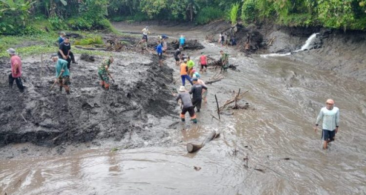 Ket poto: , anggota TNI dari Komando Rayon Militer (Koramil) 1617-03/Melaya bersama masyarakat Subak Manusari Gilir menggelar kegiatan karya bakti pada Sabtu (10/5/2025)