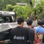 Ket poto: Proses penurunan jenazah dari mobil Ambulance dari Bandara Ngurah Rai
