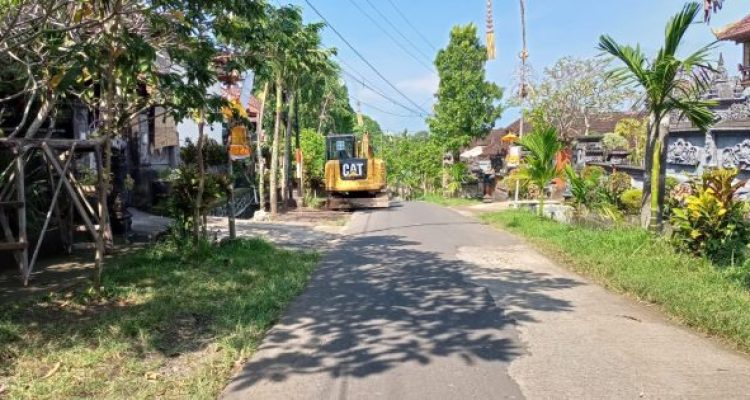 Ket poto: pelebaran jalan di salah satu desa di Jembrana Ket poto: pelebaran jalan di salah satu desa di Jembrana