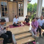 Ket poto: Dinas Tenaga Kerja dan Perindustrian (Disnakerperin) mengunjungi keluarga PMI di Lingkungan Samblong, Kelurahan Sangkaragung pada Rabu (21/5/2025). Ket poto: Dinas Tenaga Kerja dan Perindustrian (Disnakerperin) mengunjungi keluarga PMI di Lingkungan Samblong, Kelurahan Sangkaragung pada Rabu (21/5/2025).