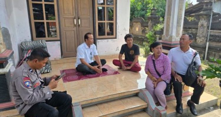 Ket poto: Dinas Tenaga Kerja dan Perindustrian (Disnakerperin) mengunjungi keluarga PMI di Lingkungan Samblong, Kelurahan Sangkaragung pada Rabu (21/5/2025).