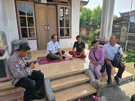 Ket poto: Dinas Tenaga Kerja dan Perindustrian (Disnakerperin) mengunjungi keluarga PMI di Lingkungan Samblong, Kelurahan Sangkaragung pada Rabu (21/5/2025).