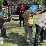 Ket poto: Petugas BBVet Denpasar mengambil sampel darah sapi di Desa Perancak