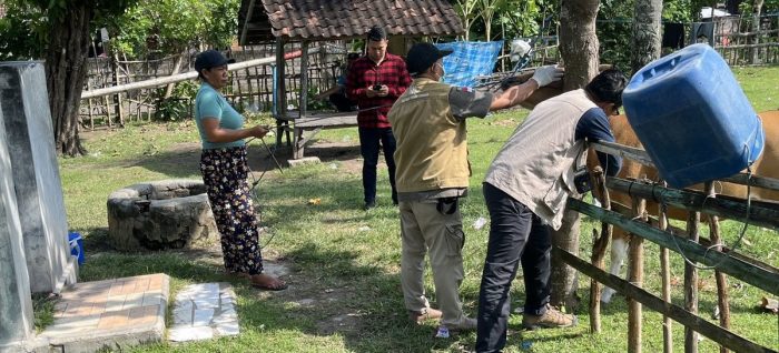 Ket poto: Petugas BBVet Denpasar mengambil sampel darah sapi di Desa Perancak