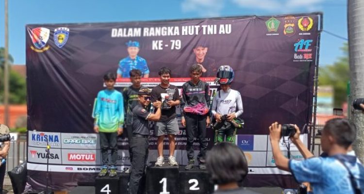 Ket poto: omandan Lanud I Gusti Ngurah Rai, Kolonel Pnb Trinanda Hasan F., S.T., M.Han, saat menyerahkan tripy kemenangan kepada pembalap