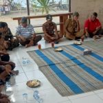 Ket poto: Rapat pembentukan kelompok dagang Teluk Gilimanuk, Senin 26 Mei 2025 dipimpin Lurah Gilimanuk, IB. Tony Wirahadikusuma, dihadiri oleh Kasi PM, Kasi Trantib, Polprades, Ketua LPM, Ketua Pokdarwis, serta koordinator dan perwakilan pedagang.