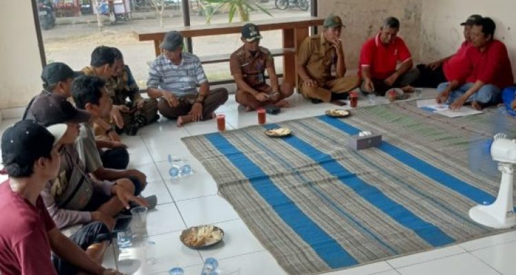 Ket poto: Rapat pembentukan kelompok dagang Teluk Gilimanuk, Senin 26 Mei 2025 dipimpin Lurah Gilimanuk, IB. Tony Wirahadikusuma, dihadiri oleh Kasi PM, Kasi Trantib, Polprades, Ketua LPM, Ketua Pokdarwis, serta koordinator dan perwakilan pedagang.