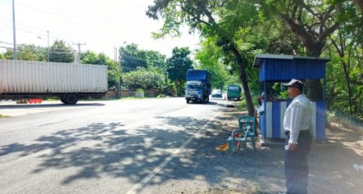 Ket poto: Kondisi di UPPKB Cekik salah satu truk ngeblong lewati timbangan dan beberapa masuk ke timbangan