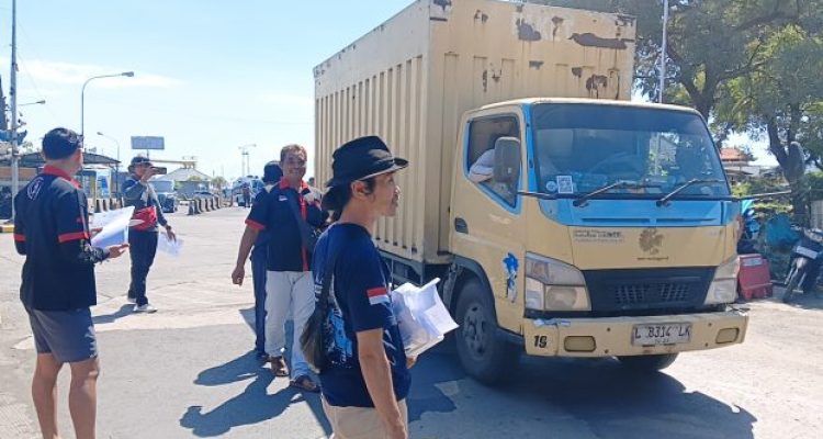 Ket Poto: solidaritas sopir truk Bali melakukan aksi sebar brosur kepada truk yang lewat di pintu masuk Bali