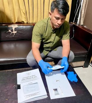  (Anggota Reserse Narkoba Polda Bali saat mengecek sebatang rokok yang dilaporkan oleh J.K. 