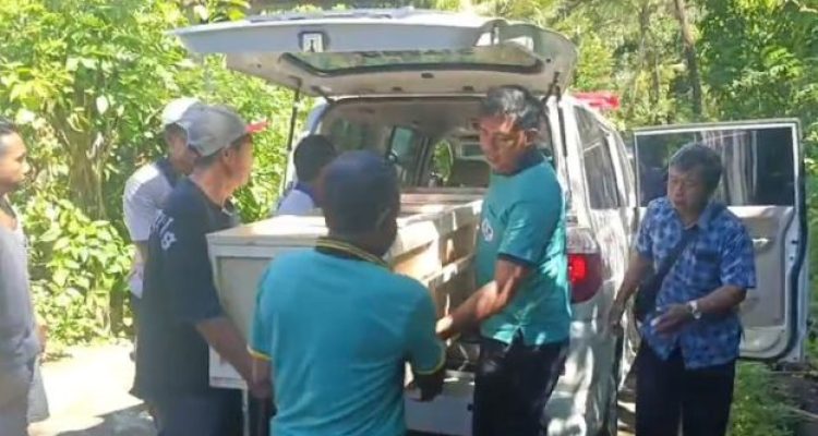 Ket poto: Jenazah PMI asal Jembrana, Ni Putu Dari Widiantari (37) tiba dirumah duka Banjar Munduk Anggrek Kaja, Desa Yehembang Kauh, Kecamatan Mendoyo, Kamis 5 Juni 2025