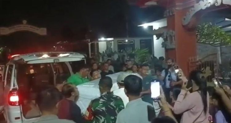 Ket poto: Jenazah almarhum tiba dirumah duka Lingkungan Samblong dari Bandara Ngurah Rai Denpasar