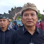 Ket poto: Bupati Jembrana I Made Kembang Hartawan bersama Wakil Bupati Jembrana I Gede Ngurah Patriana Krisna saat usai menyerahkan bantuan kendaraan pikap untuk Desa Adat se Jembrana