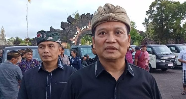 Ket poto: Bupati Jembrana I Made Kembang Hartawan bersama Wakil Bupati Jembrana I Gede Ngurah Patriana Krisna saat usai menyerahkan bantuan kendaraan pikap untuk Desa Adat se Jembrana