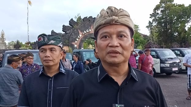 Ket poto: Bupati Jembrana I Made Kembang Hartawan bersama Wakil Bupati Jembrana I Gede Ngurah Patriana Krisna saat usai menyerahkan bantuan kendaraan pikap untuk Desa Adat se Jembrana