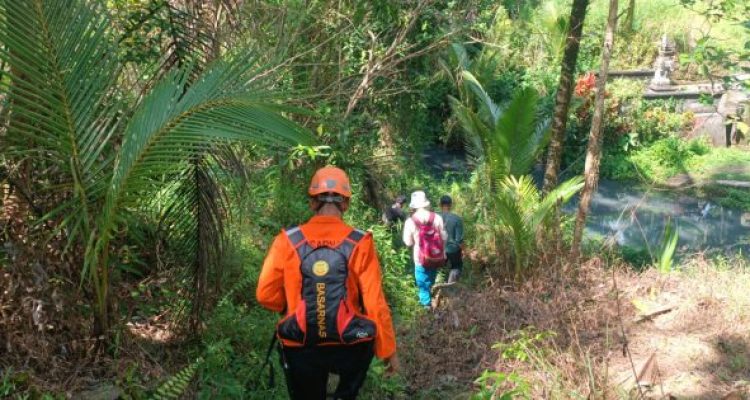 Ket poto: Tim Sar saat pencarian kakek di Desa Pengeragoan