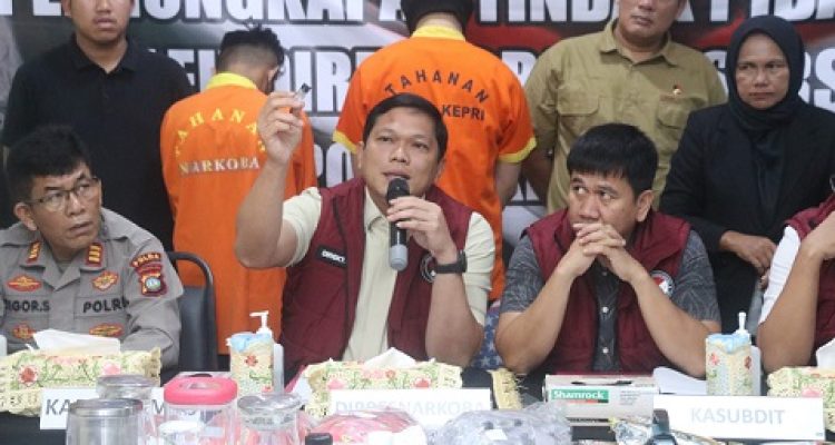 Ket poto: Dirresnarkoba Polda Kepri Kombes Pol Anggoro Wicaksono memperlihatkan bahan pembuatan narkotika dari penggerebekan laboratorium mini rahasia di apartemen mewah kawasan Harbour Bay Batam pada saat konferensi pers.