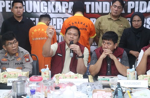 Ket poto: Dirresnarkoba Polda Kepri Kombes Pol Anggoro Wicaksono memperlihatkan bahan pembuatan narkotika dari penggerebekan laboratorium mini rahasia di apartemen mewah kawasan Harbour Bay Batam pada saat konferensi pers.