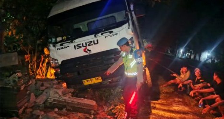 Ketpoto: Kondisi bangunan tempat suci setelah ditabrak truk box di Pekutatan Ketpoto: Kondisi bangunan tempat suci setelah ditabrak truk box di Pekutatan